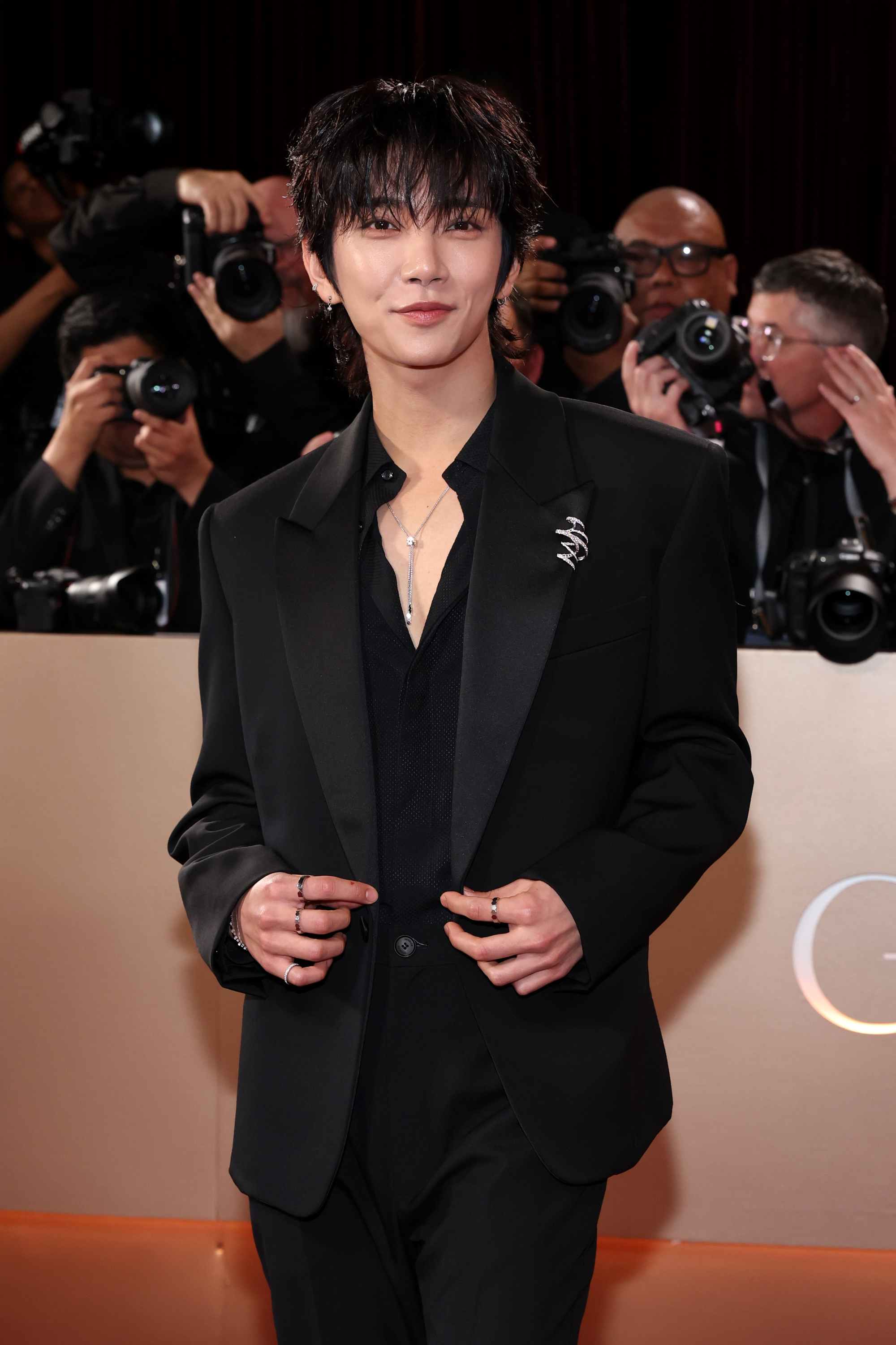 Nam thần Kpop dự Quả Cầu V&agrave;ng với Lisa lại 