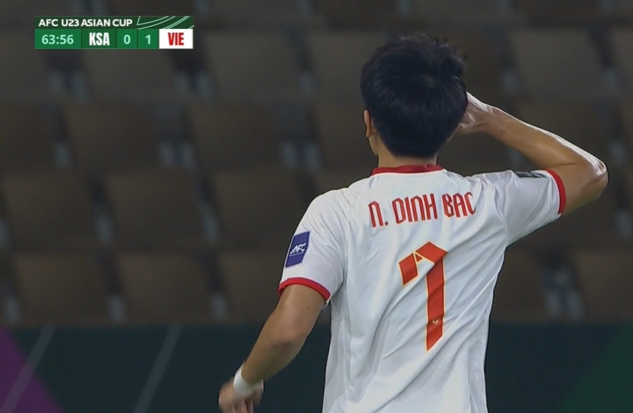 Đ&igrave;nh Bắc l&agrave; thần! Hạ đẹp U23 Saudi Arabia, ch&agrave;o cờ ăn mừng cỡ n&agrave;y th&igrave; thật sự "out tr&igrave;nh"- Ảnh 4.