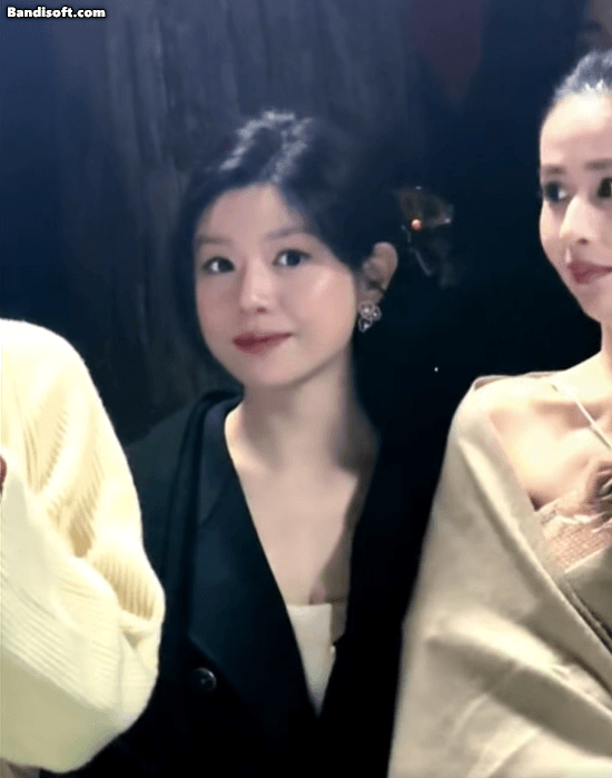 42 tuổi trẻ như thiếu nữ 18, cả showbiz c&oacute; đ&uacute;ng 1 người: Đ&ocirc;i mắt long lanh cưng muốn xỉu, da đẹp đến ph&aacute;t hờn- Ảnh 2.