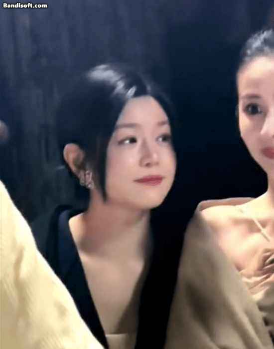 42 tuổi trẻ như thiếu nữ 18, cả showbiz c&oacute; đ&uacute;ng 1 người: Đ&ocirc;i mắt long lanh cưng muốn xỉu, da đẹp đến ph&aacute;t hờn- Ảnh 1.