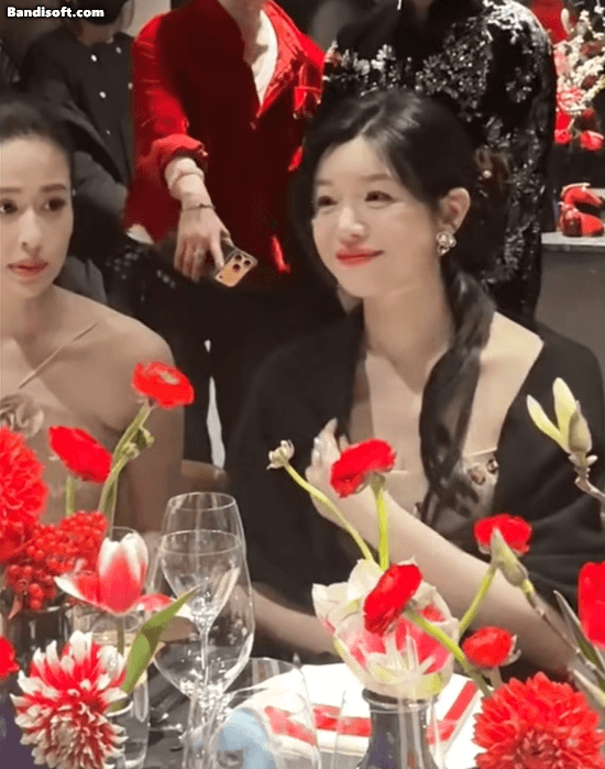 42 tuổi trẻ như thiếu nữ 18, cả showbiz c&oacute; đ&uacute;ng 1 người: Đ&ocirc;i mắt long lanh cưng muốn xỉu, da đẹp đến ph&aacute;t hờn- Ảnh 3.