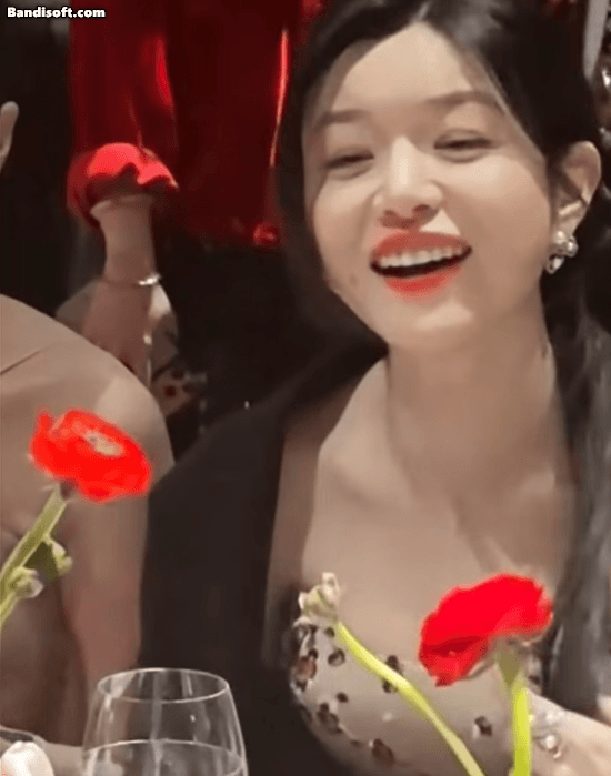 42 tuổi trẻ như thiếu nữ 18, cả showbiz c&oacute; đ&uacute;ng 1 người: Đ&ocirc;i mắt long lanh cưng muốn xỉu, da đẹp đến ph&aacute;t hờn- Ảnh 4.