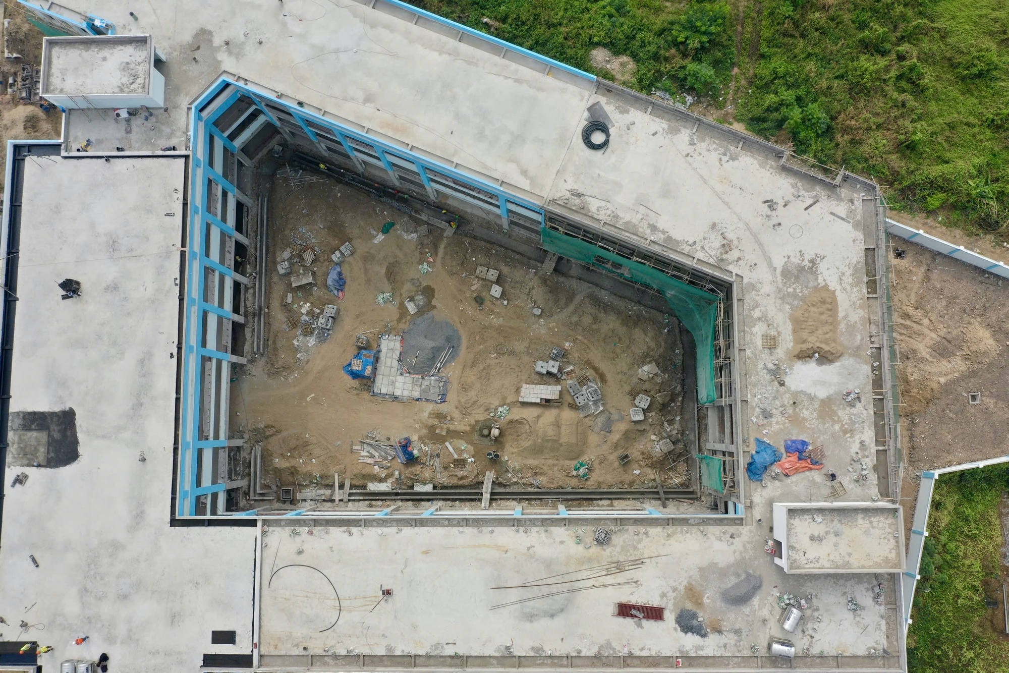 Ngắm ng&ocirc;i trường tiểu học tr&ecirc;n đất nghĩa trang lớn nhất TPHCM đ&atilde; th&agrave;nh h&igrave;nh: Phụ huynh mong ng&agrave;y con được đi học- Ảnh 5.