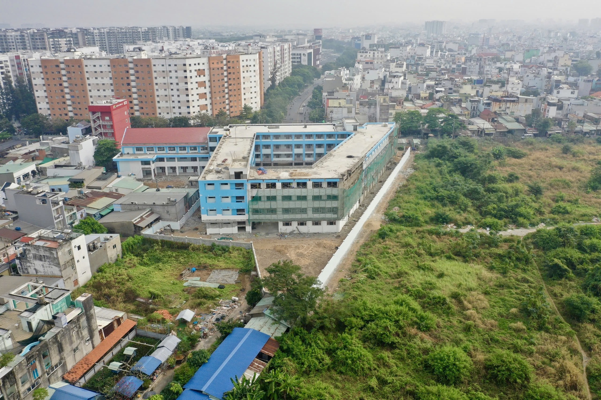 Ngắm ng&ocirc;i trường tiểu học tr&ecirc;n đất nghĩa trang lớn nhất TPHCM đ&atilde; th&agrave;nh h&igrave;nh: Phụ huynh mong ng&agrave;y con được đi học- Ảnh 3.