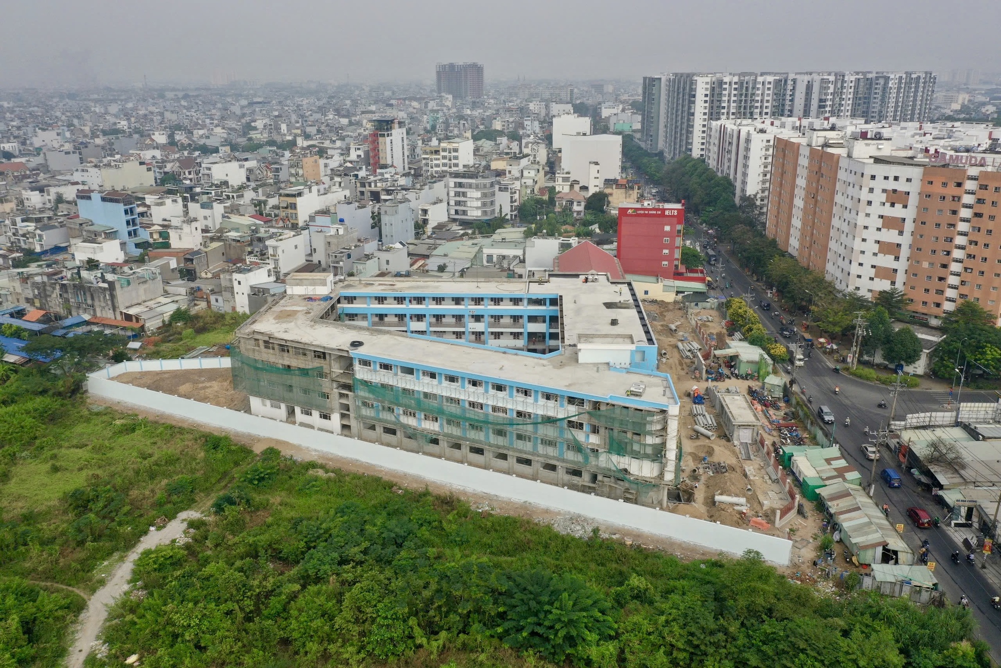 Ngắm ng&ocirc;i trường tiểu học tr&ecirc;n đất nghĩa trang lớn nhất TPHCM đ&atilde; th&agrave;nh h&igrave;nh: Phụ huynh mong ng&agrave;y con được đi học- Ảnh 1.
