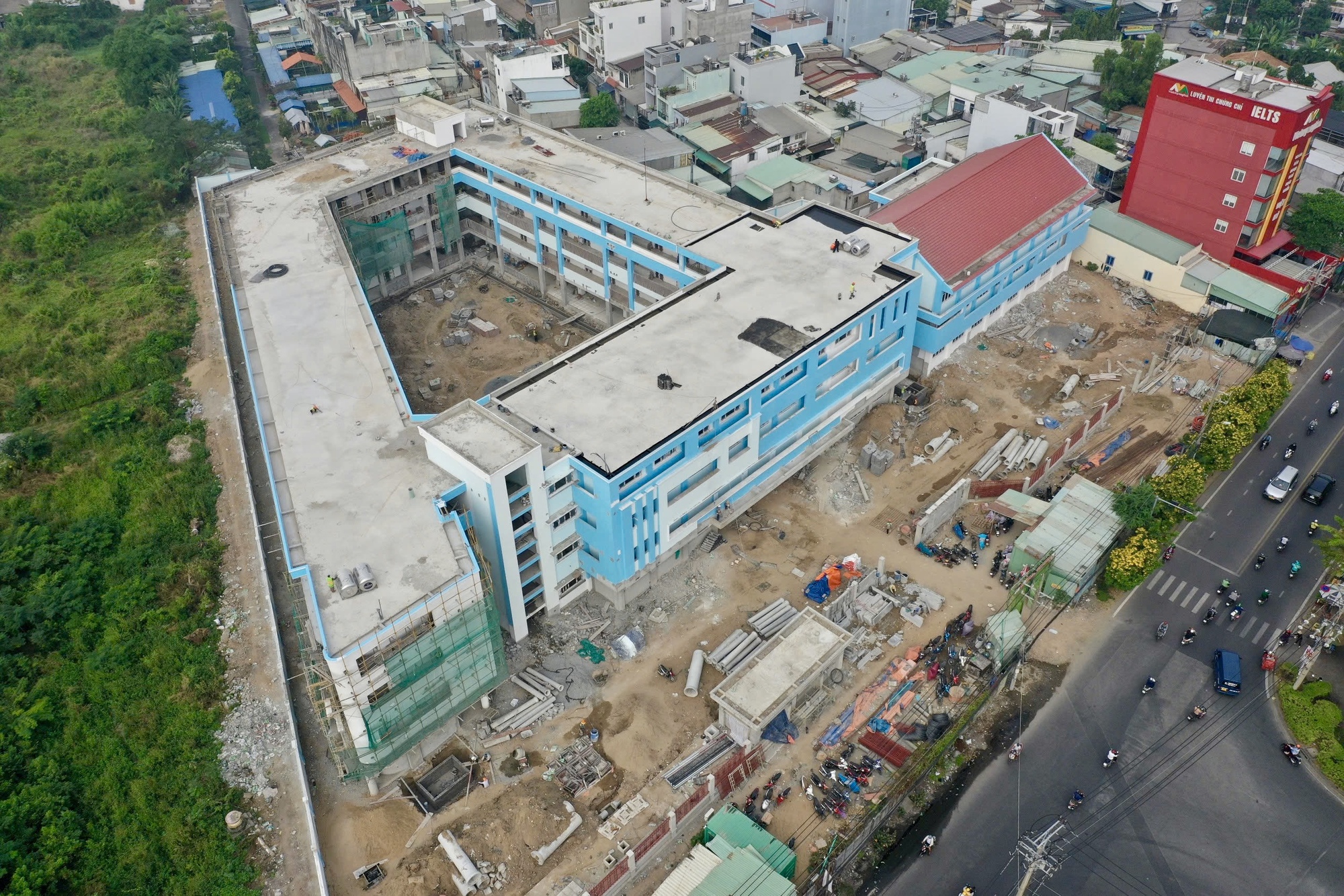 Ngắm ng&ocirc;i trường tiểu học tr&ecirc;n đất nghĩa trang lớn nhất TPHCM đ&atilde; th&agrave;nh h&igrave;nh: Phụ huynh mong ng&agrave;y con được đi học- Ảnh 4.