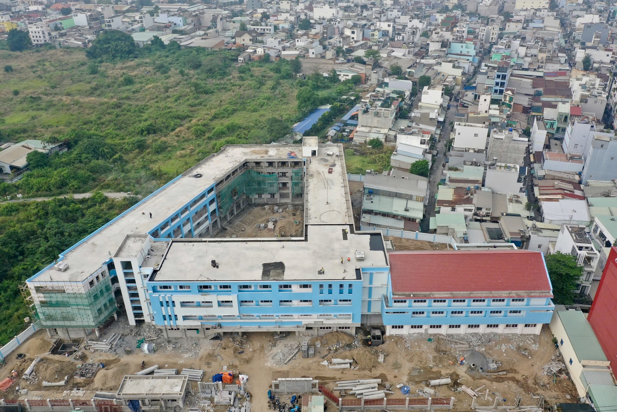 Ngắm ng&ocirc;i trường tiểu học tr&ecirc;n đất nghĩa trang lớn nhất TPHCM đ&atilde; th&agrave;nh h&igrave;nh: Phụ huynh mong ng&agrave;y con được đi học- Ảnh 2.