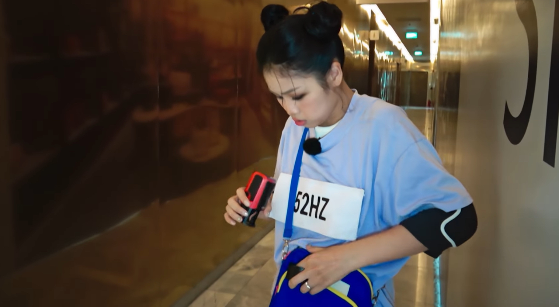 52Hz d&aacute;n bảng t&ecirc;n ở v&ugrave;ng nhạy cảm tại Running Man Việt, bị n&oacute;i 