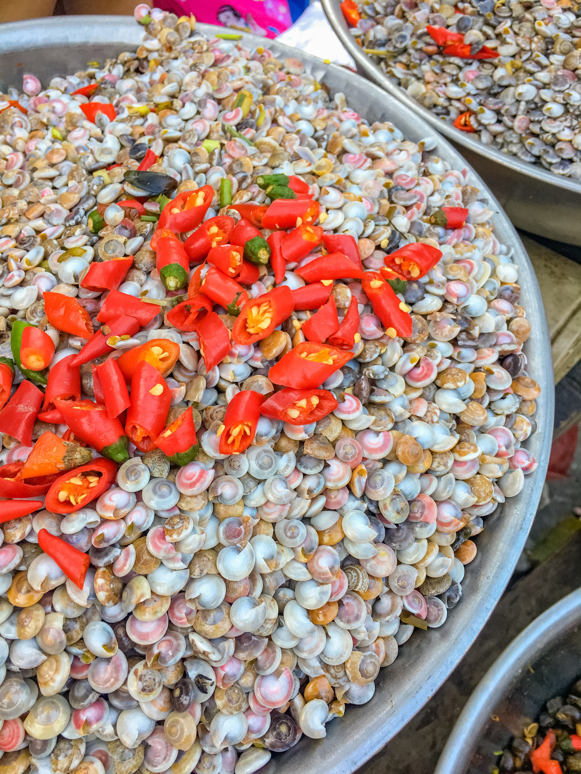 Bỏ 50.000 đồng mua m&oacute;n ốc lạ ở Việt Nam, kh&aacute;ch T&acirc;y mỏi nhừ tay v&igrave; ăn m&atilde;i kh&ocirc;ng xong- Ảnh 2.