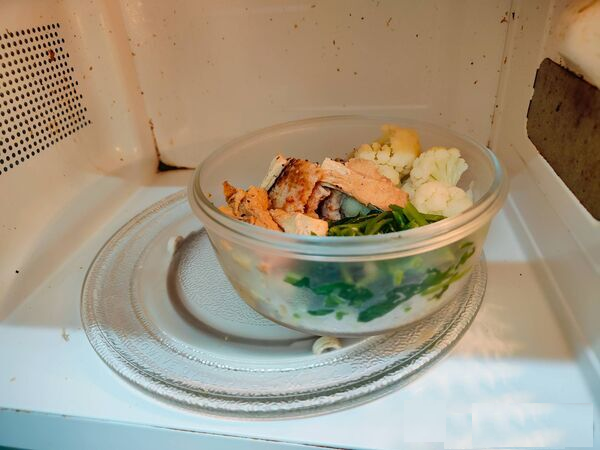 Kh&ocirc;ng n&ecirc;n đặt thức ăn v&agrave;o giữa l&ograve; vi s&oacute;ng! Một dược sĩ tiết lộ nguy&ecirc;n tắc n&agrave;y khiến cư d&acirc;n mạng kinh ngạc: 20 năm sử dụng sai c&aacute;ch- Ảnh 1.