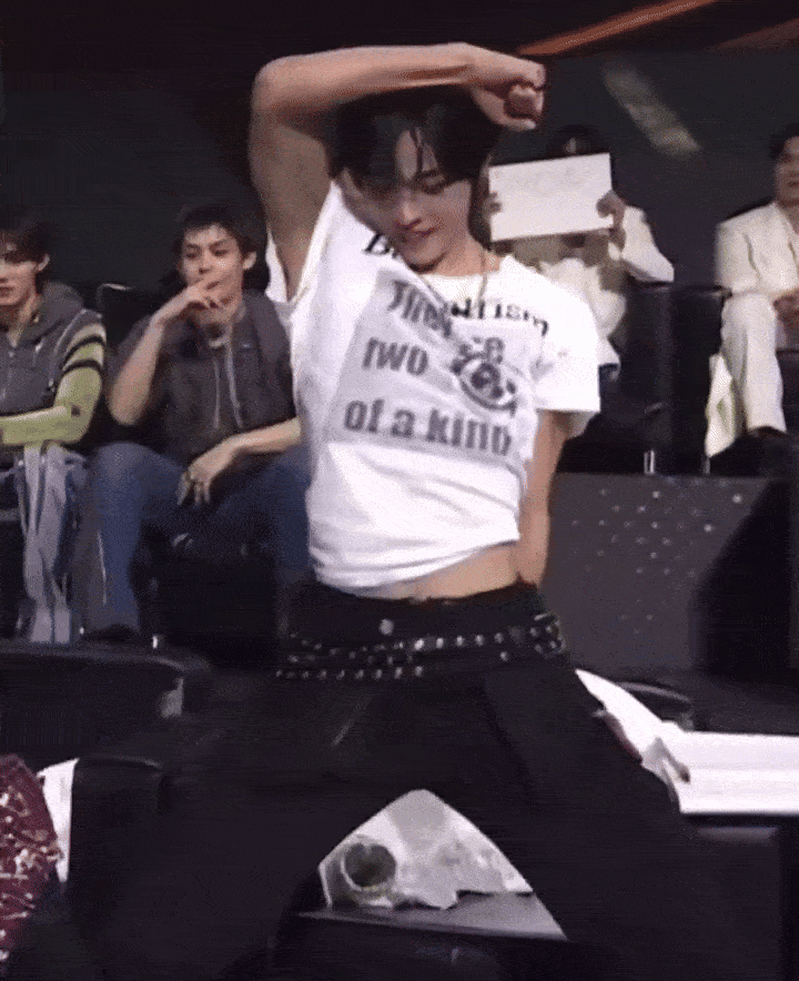 Hội mỹ nam đẹp nhất hiện tại li&ecirc;n tục lộ th&aacute;i độ chế nhạo tiền bối, ngũ quan nhăn nh&oacute; kh&oacute; hiểu- Ảnh 1.