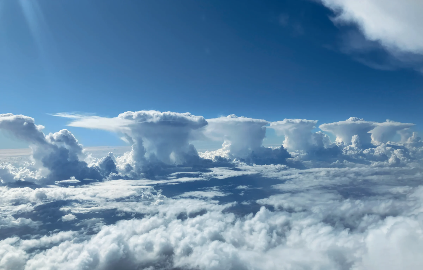 Phi c&ocirc;ng chụp lại h&igrave;nh ảnh sốc ở độ cao 150km từ cửa sổ m&aacute;y bay- Ảnh 1.