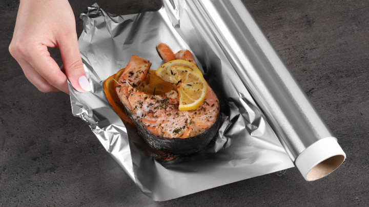 T&aacute;c hại kh&ocirc;ng ngờ của việc d&ugrave;ng giấy bạc g&oacute;i thức ăn thừa- Ảnh 1.