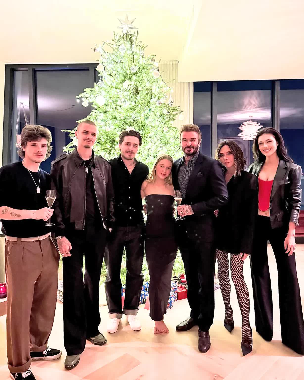 Con cả nh&agrave; Beckham &acirc;m thầm 