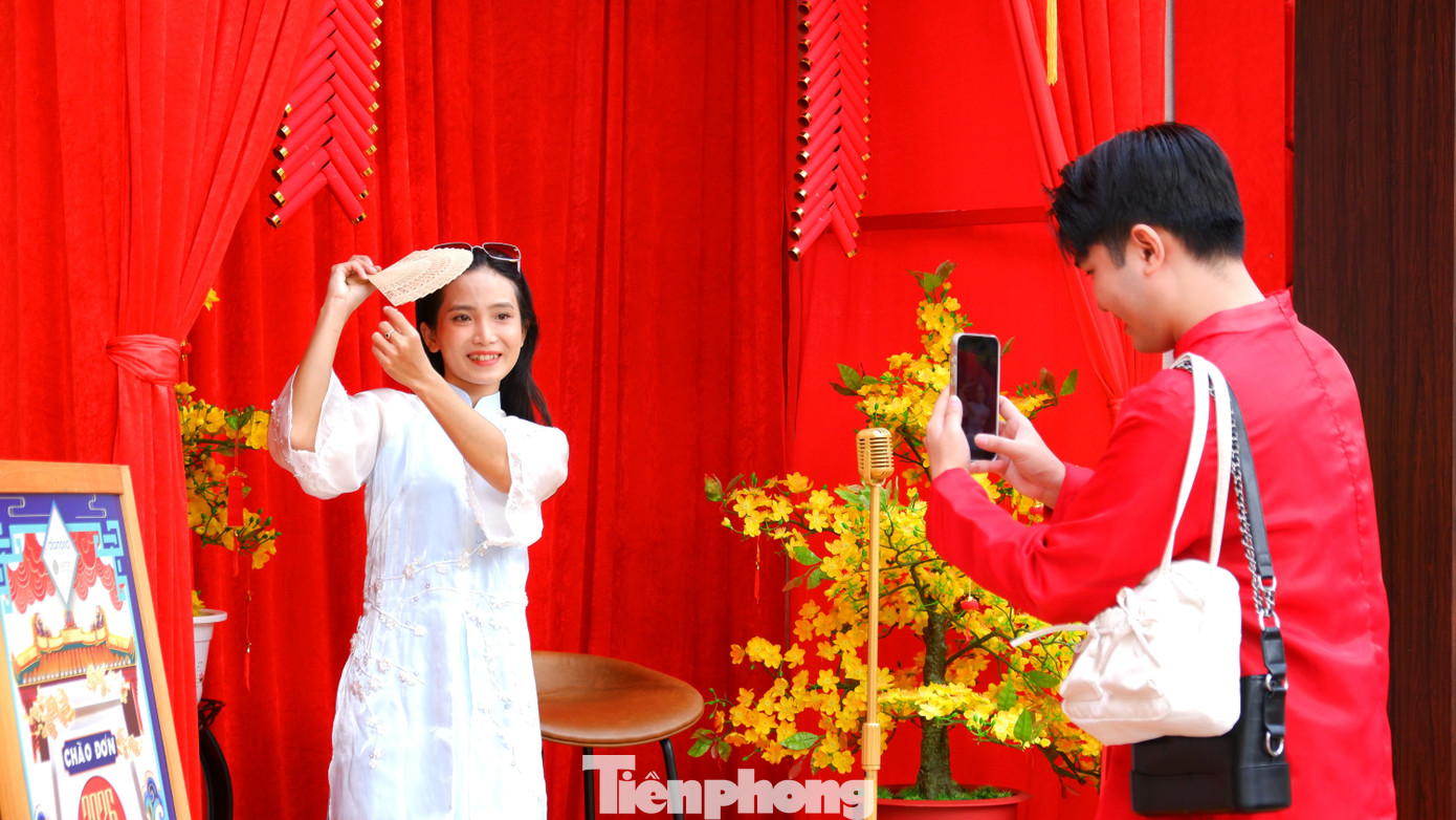 Phố phường TPHCM rộn r&agrave;ng sắc xu&acirc;n từ rất sớm- Ảnh 3.