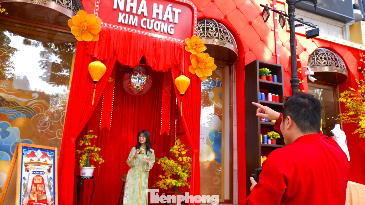 Phố phường TPHCM rộn r&agrave;ng sắc xu&acirc;n từ rất sớm- Ảnh 4.