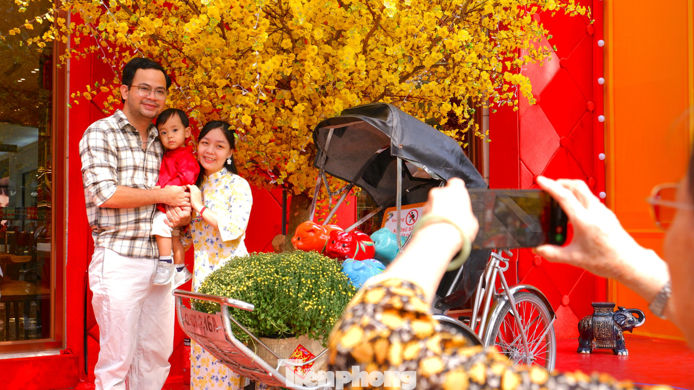 Phố phường TPHCM rộn r&agrave;ng sắc xu&acirc;n từ rất sớm- Ảnh 5.