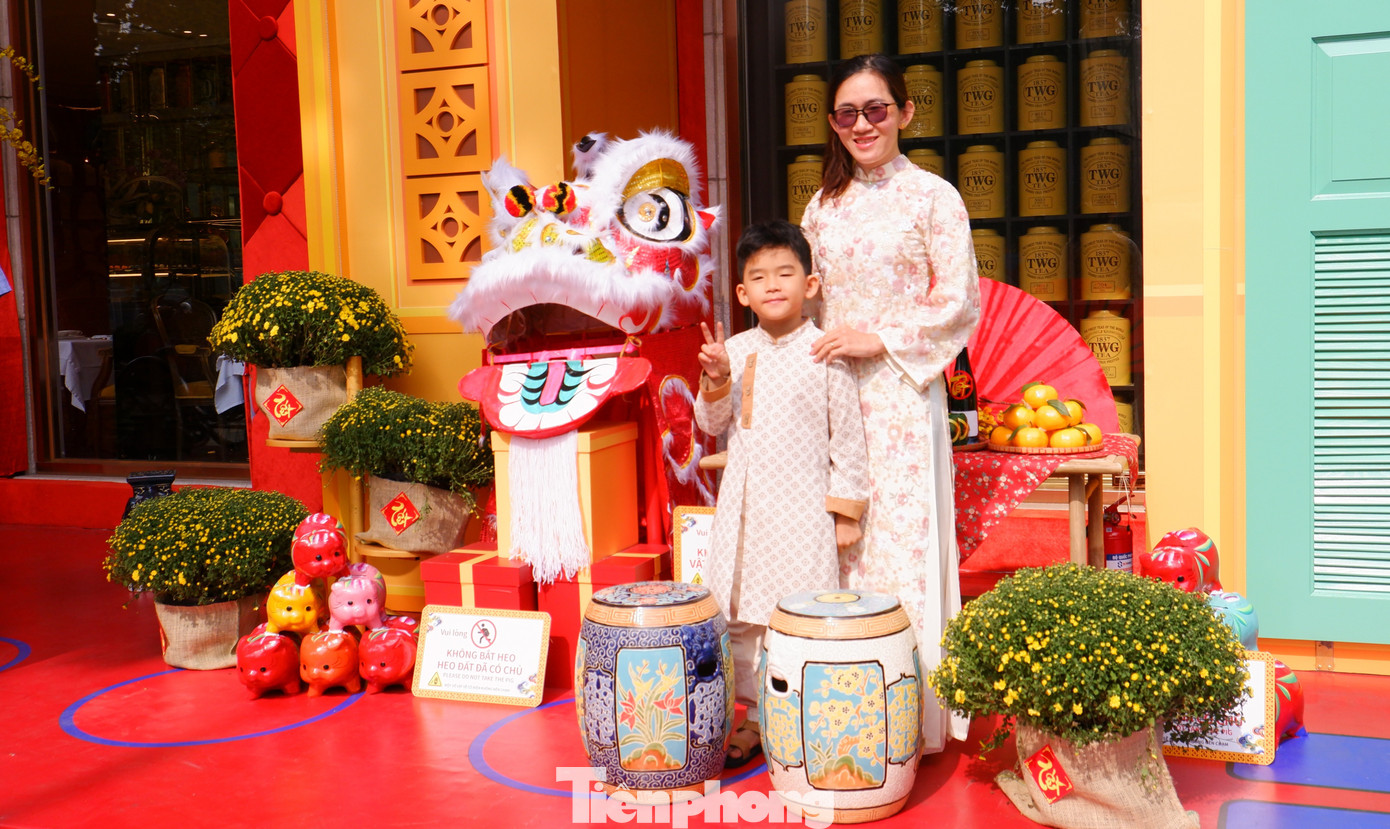 Phố phường TPHCM rộn r&agrave;ng sắc xu&acirc;n từ rất sớm- Ảnh 7.