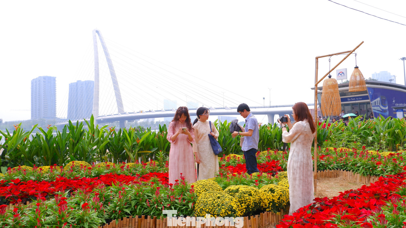 Phố phường TPHCM rộn r&agrave;ng sắc xu&acirc;n từ rất sớm- Ảnh 15.