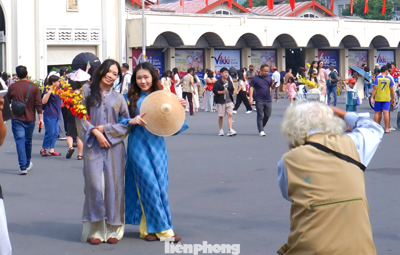 Phố phường TPHCM rộn r&agrave;ng sắc xu&acirc;n từ rất sớm- Ảnh 10.