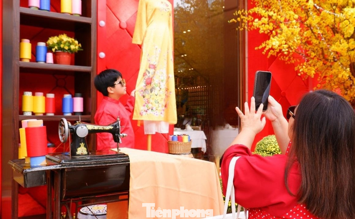 Phố phường TPHCM rộn r&agrave;ng sắc xu&acirc;n từ rất sớm- Ảnh 8.