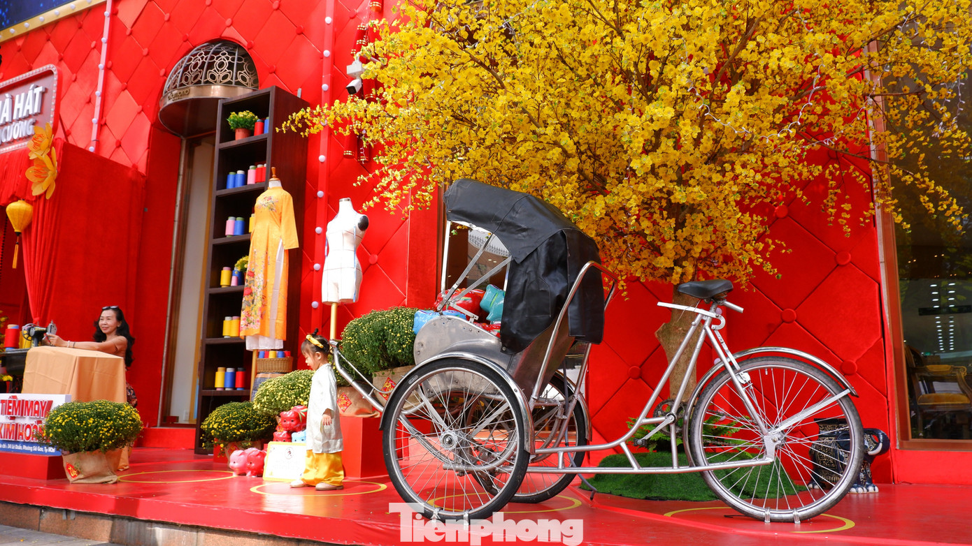 Phố phường TPHCM rộn r&agrave;ng sắc xu&acirc;n từ rất sớm- Ảnh 6.