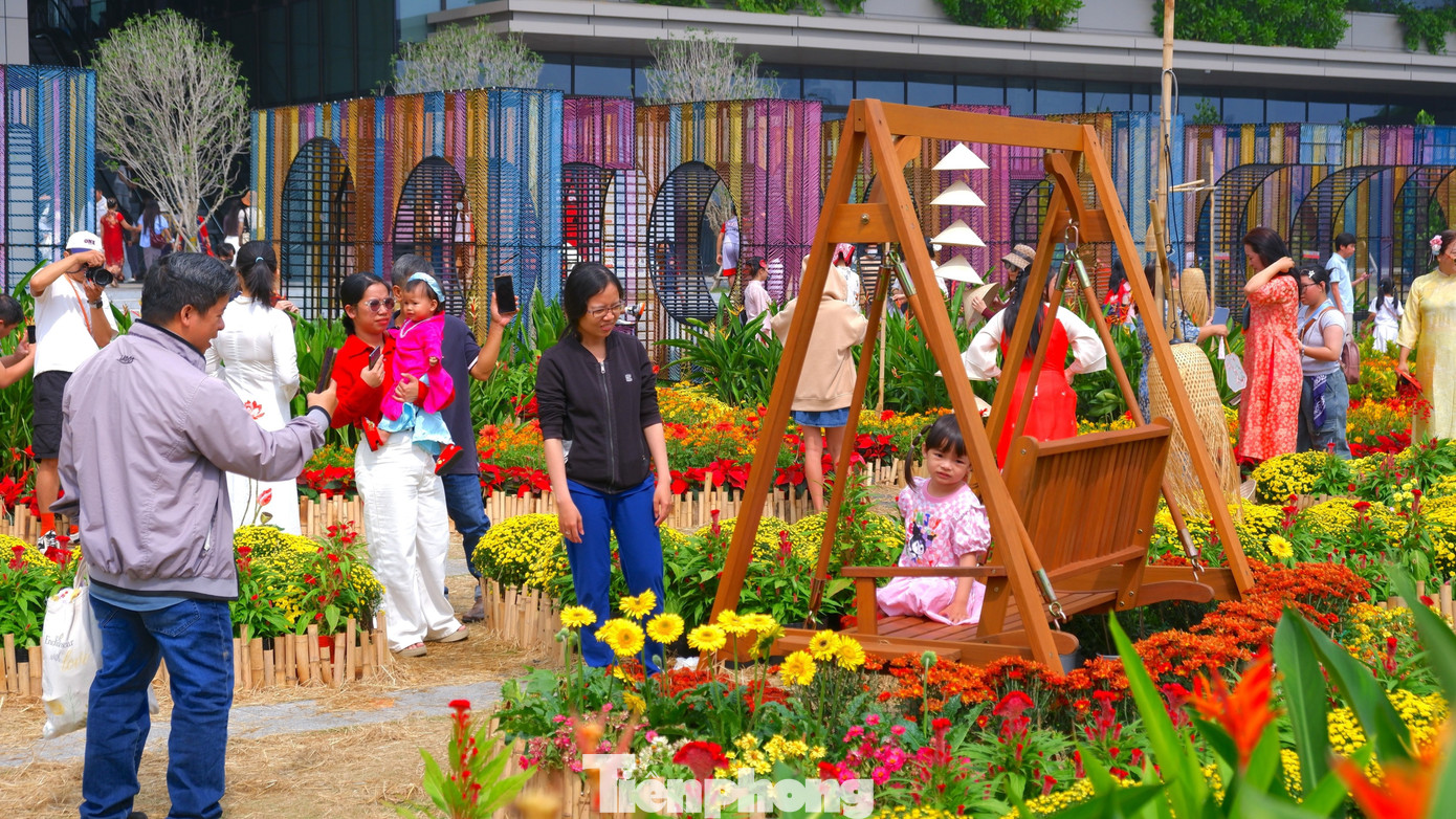 Phố phường TPHCM rộn r&agrave;ng sắc xu&acirc;n từ rất sớm- Ảnh 16.