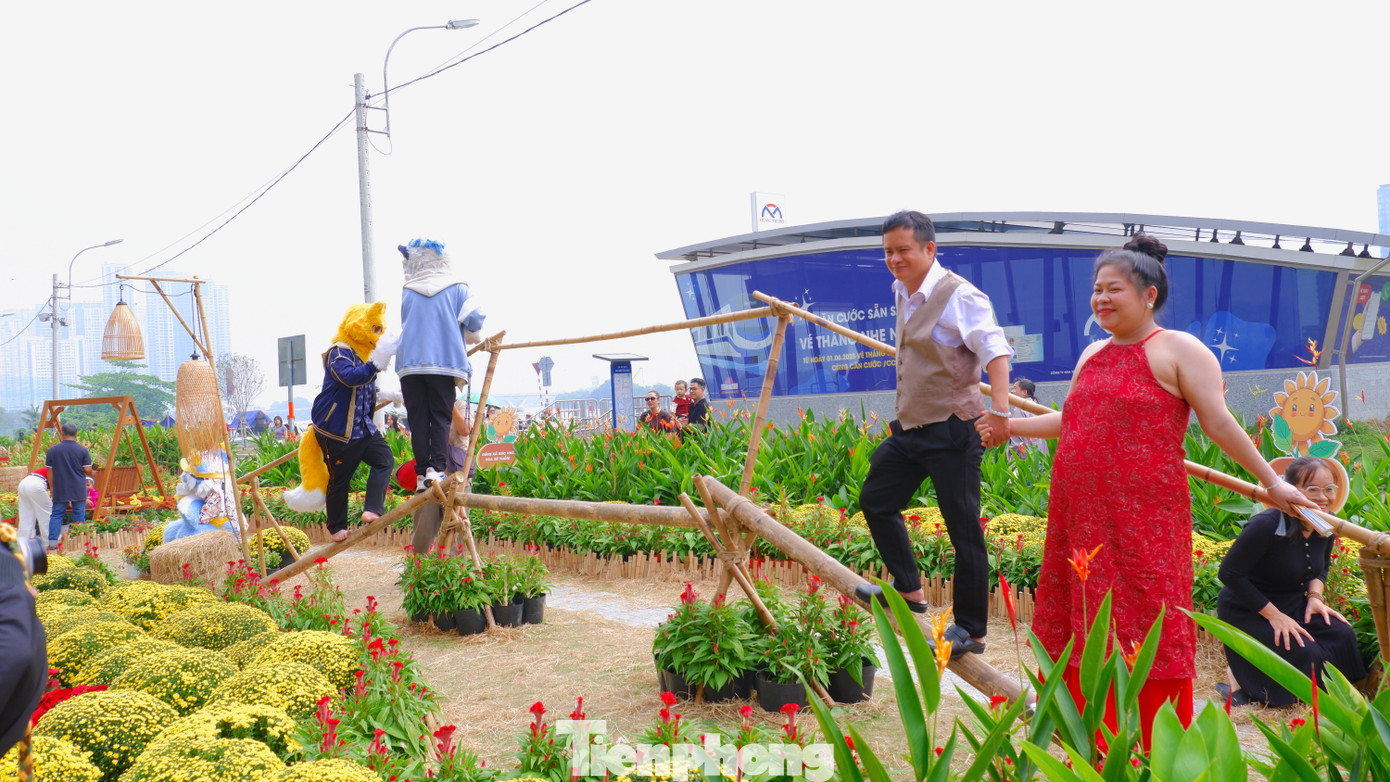 Phố phường TPHCM rộn r&agrave;ng sắc xu&acirc;n từ rất sớm- Ảnh 13.