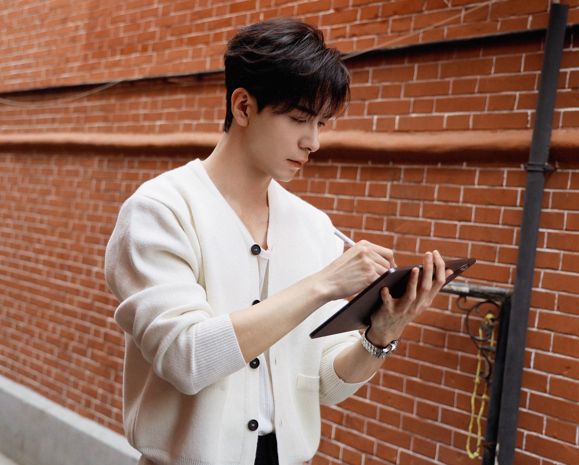 Trung Quốc hiện tại t&igrave;m đ&acirc;u ra tổng t&agrave;i đẹp hơn thế n&agrave;y: Người đ&acirc;u m&agrave; sang dữ dội, đến ng&oacute;n tay cũng l&agrave; tuyệt t&aacute;c- Ảnh 5.