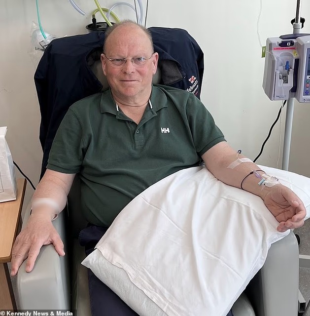 Người đ&agrave;n &ocirc;ng "khỏe mạnh, c&acirc;n đối" sốc khi ph&aacute;t hiện ung thư giai đoạn 4: Đ&acirc;y l&agrave; dấu hiệu duy nhất- Ảnh 2.