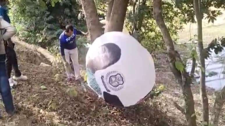 Vật thể lạ rơi tr&ecirc;n c&aacute;nh đồng khiến người d&acirc;n hoảng sợ- Ảnh 1.