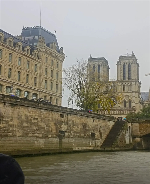 Bộ ảnh đi chơi Paris của &ocirc;ng ch&uacute; trung ni&ecirc;n viral to&agrave;n cầu: Cả năm marketing của du lịch Ph&aacute;p &ldquo;thua đau&rdquo; dưới 1 chiếc điện thoại- Ảnh 6.