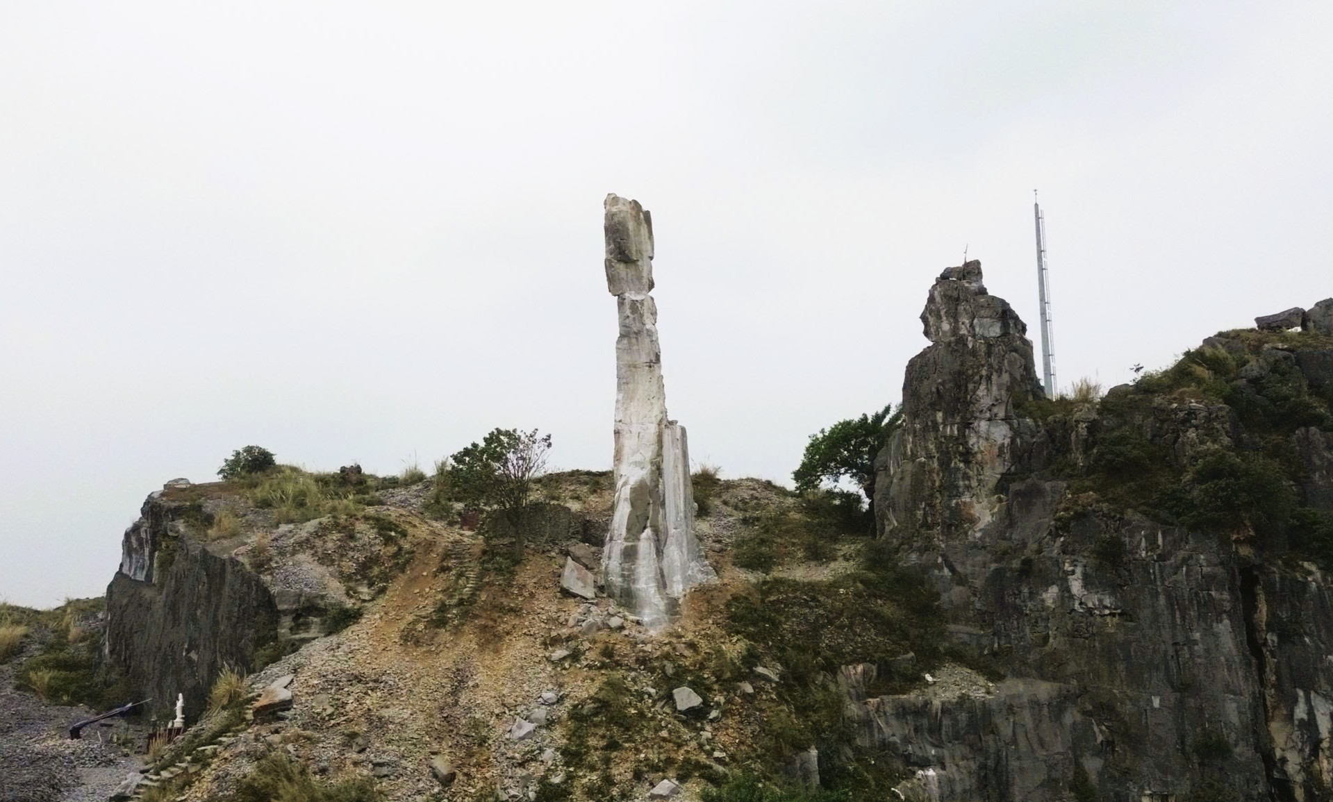 Diện mạo H&ograve;n Vọng Phu sau khi được đầu tư 17 tỉ đồng chống đổ sập- Ảnh 2.