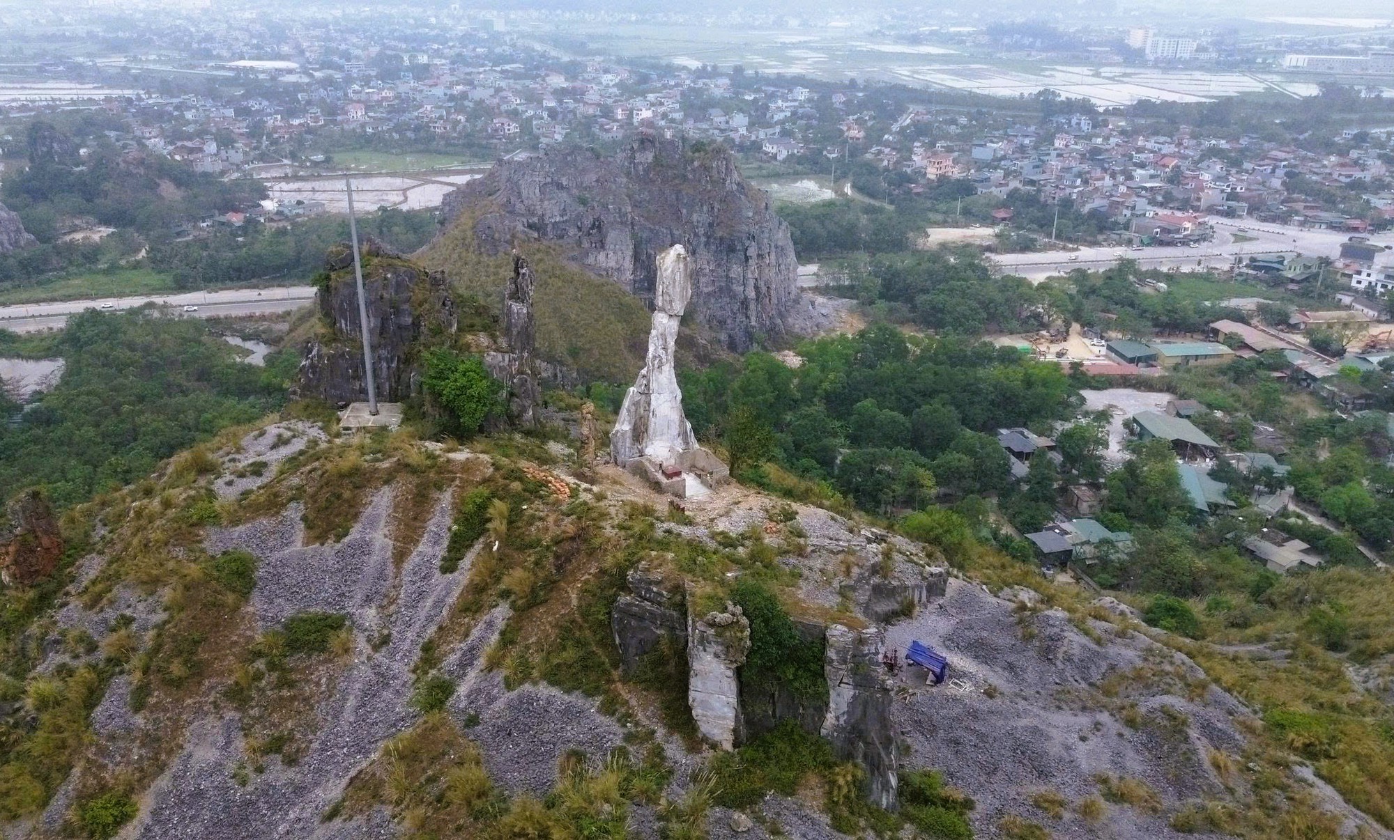 Diện mạo H&ograve;n Vọng Phu sau khi được đầu tư 17 tỉ đồng chống đổ sập- Ảnh 7.