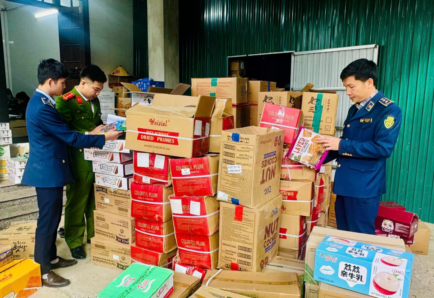 Tạm giữ hơn 1.300 đơn vị thực phẩm kh&ocirc;ng r&otilde; nguồn gốc tại một cơ sở kinh doanh ở Quảng Trị- Ảnh 1.