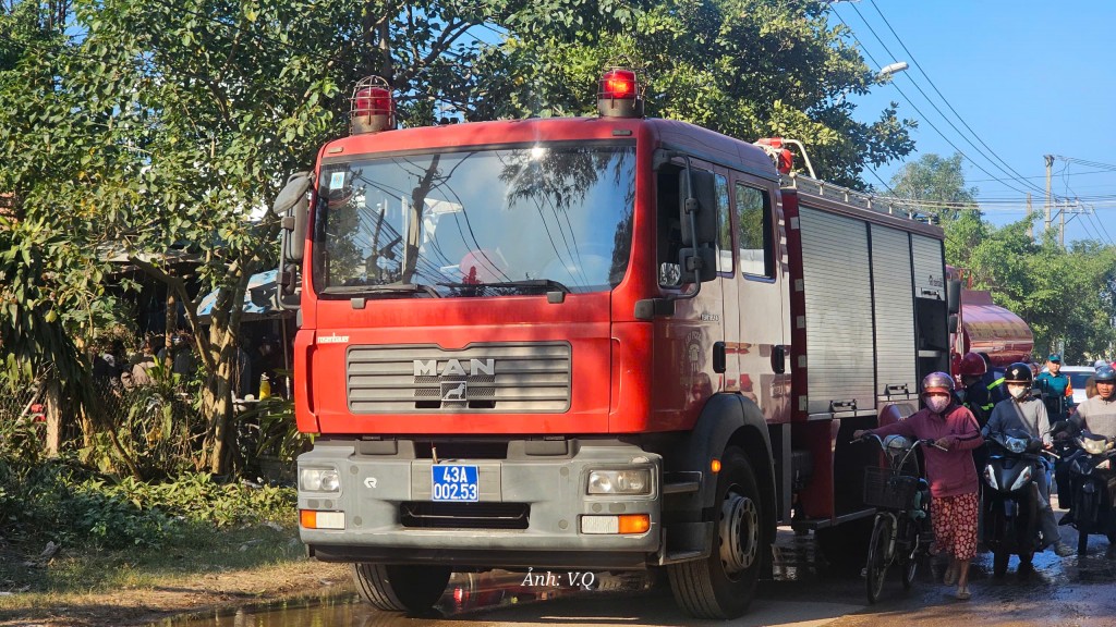 Qu&aacute;n c&agrave; ph&ecirc; mới khai trương đ&atilde; ch&igrave;m trong biển lửa ở Đ&agrave; Nẵng: Cận cảnh hiện trường x&oacute;t xa- Ảnh 3.