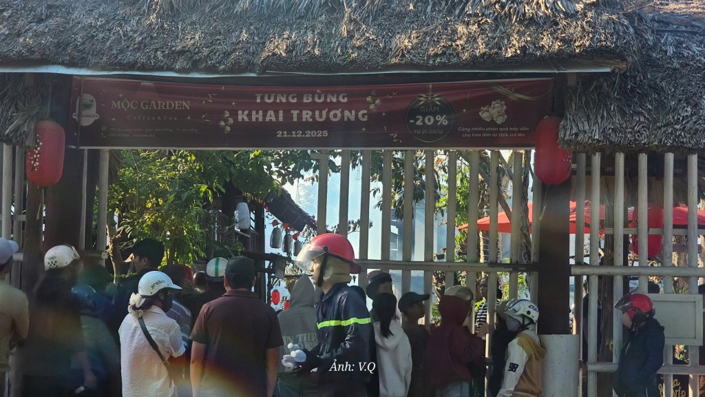 Qu&aacute;n c&agrave; ph&ecirc; mới khai trương đ&atilde; ch&igrave;m trong biển lửa ở Đ&agrave; Nẵng: Cận cảnh hiện trường x&oacute;t xa- Ảnh 4.