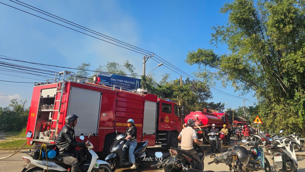 Qu&aacute;n c&agrave; ph&ecirc; mới khai trương đ&atilde; ch&igrave;m trong biển lửa ở Đ&agrave; Nẵng: Cận cảnh hiện trường x&oacute;t xa- Ảnh 5.