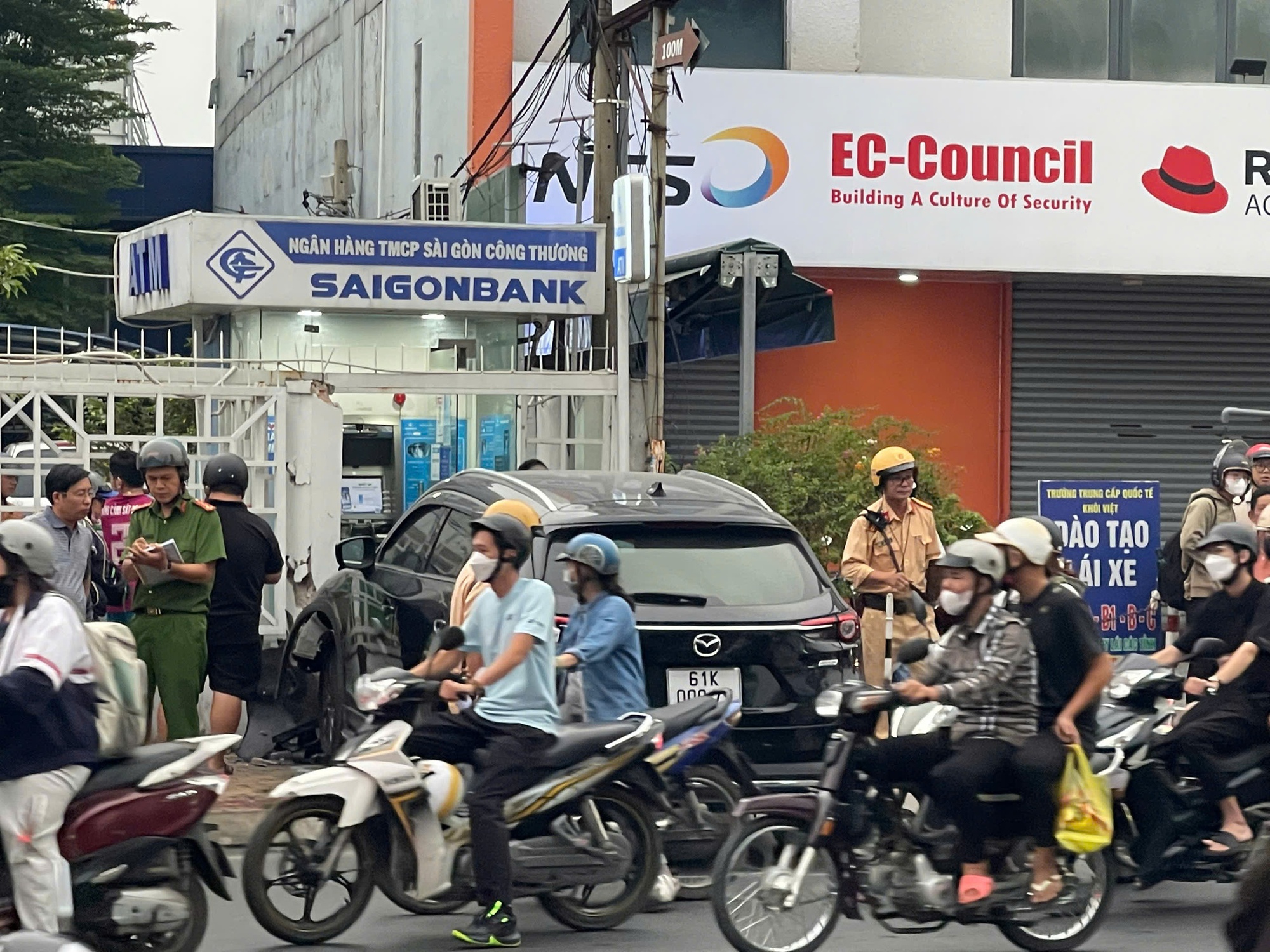 Nguyên nhân tài xế tông một loạt xe máy ở giao lộ tại TPHCM- Ảnh 2. Nguyên nhân tài xế tông một loạt xe máy ở giao lộ tại TPHCM- Ảnh 2.