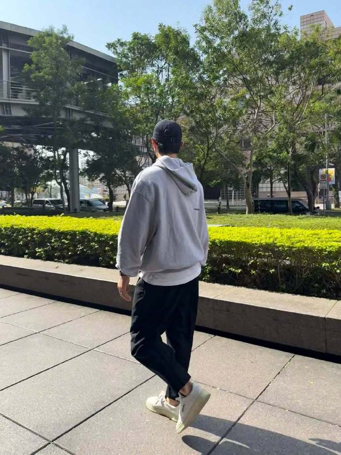 Song Joong Ki x&aacute;ch t&uacute;i r&aacute;c th&ocirc;i cũng khiến 290.000 người ngỡ ng&agrave;ng- Ảnh 4.