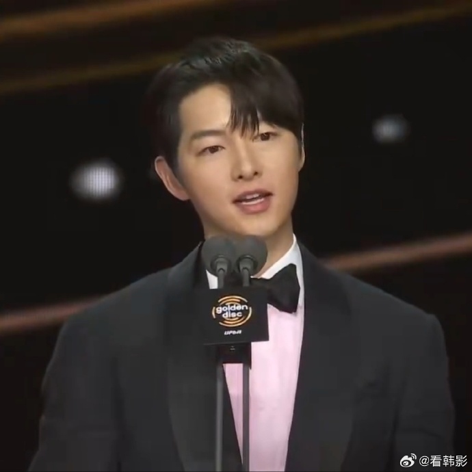 Song Joong Ki x&aacute;ch t&uacute;i r&aacute;c th&ocirc;i cũng khiến 290.000 người ngỡ ng&agrave;ng- Ảnh 6.