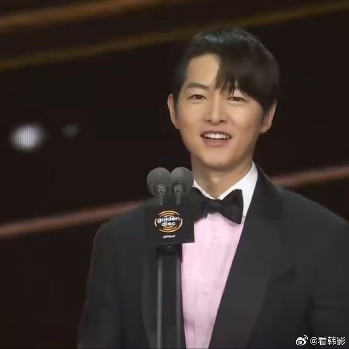 Song Joong Ki x&aacute;ch t&uacute;i r&aacute;c th&ocirc;i cũng khiến 290.000 người ngỡ ng&agrave;ng- Ảnh 5.