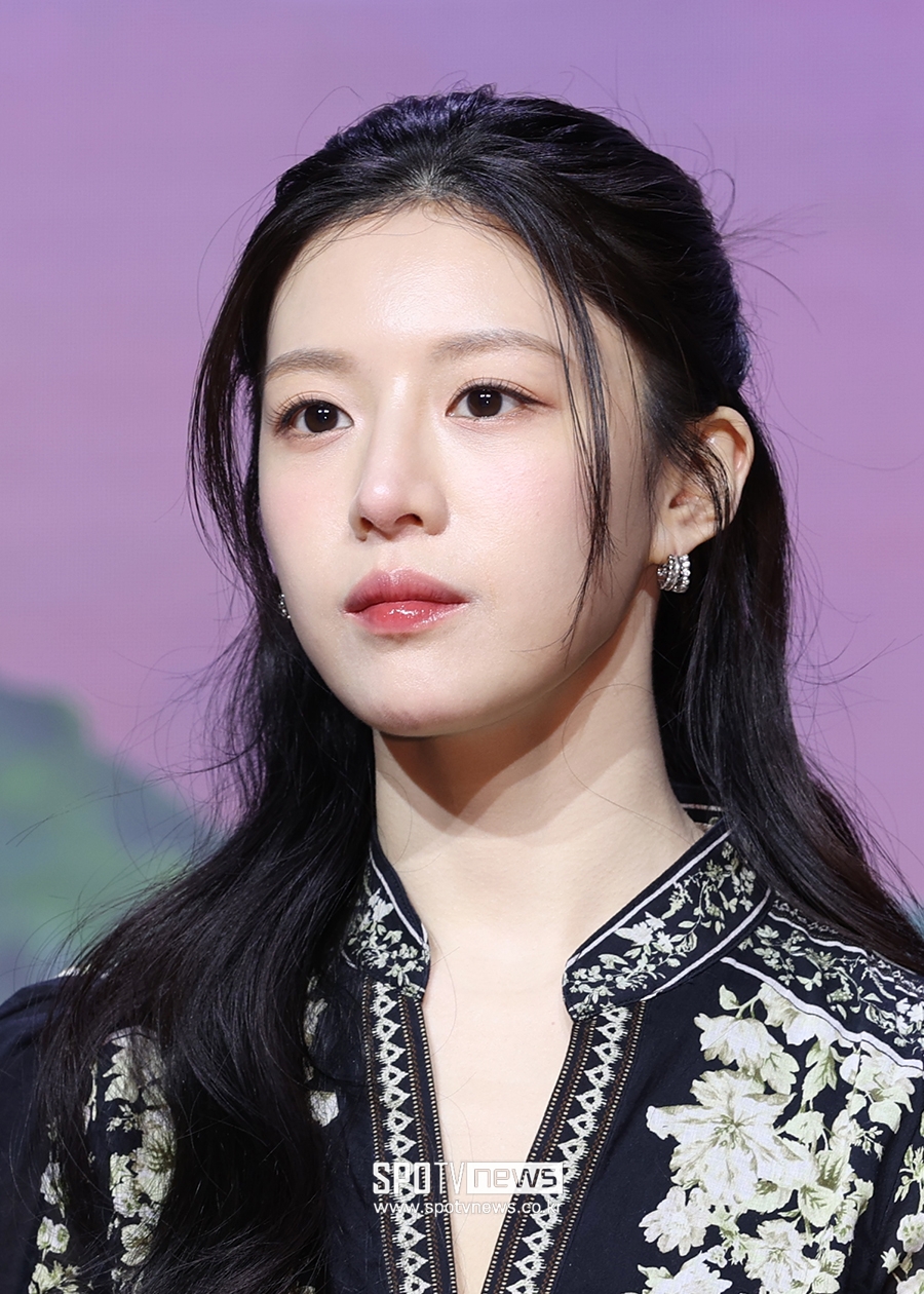 Ngắm mỹ nh&acirc;n c&oacute; khu&ocirc;n mặt kim cương, ta n&oacute;i n&oacute; đ&atilde;: Đẹp sang v&ocirc; c&ugrave;ng tận, kh&ocirc;ng phải nắng sao cứ ch&oacute;i chang- Ảnh 2.