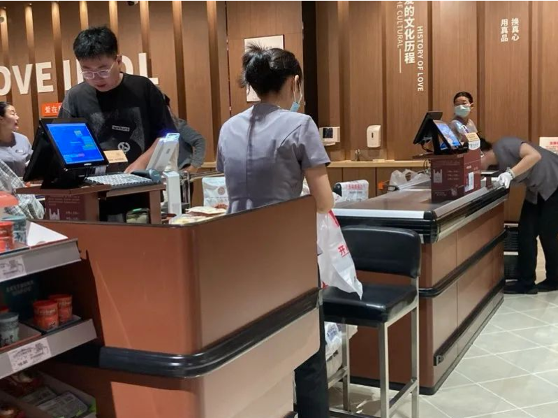 Nơi l&agrave;m việc trong mơ: Nh&acirc;n vi&ecirc;n bị kh&aacute;ch h&agrave;ng "t&aacute;c động vật l&yacute;", c&ocirc;ng ty chi lu&ocirc;n 100 triệu đồng để "an ủi"- Ảnh 2.