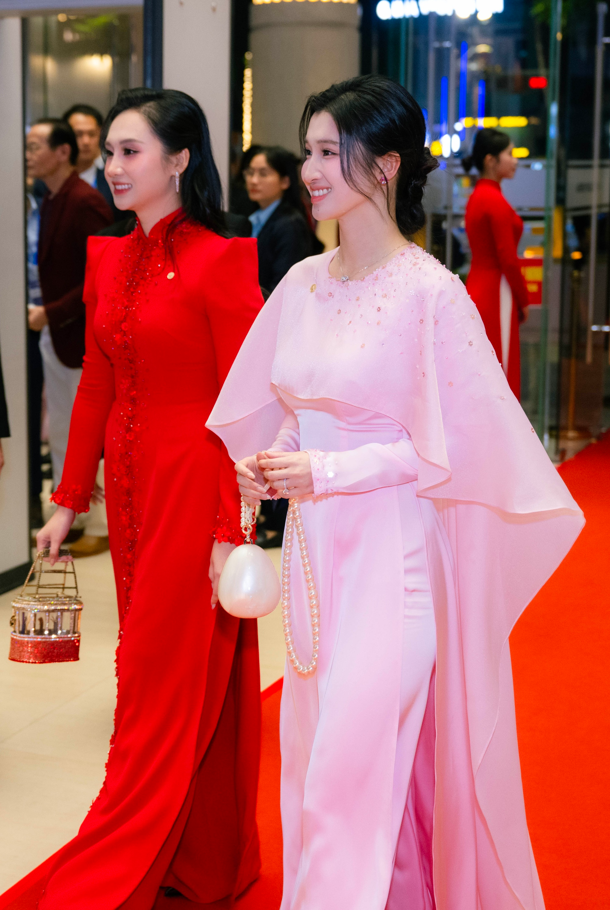 Ngọc Trinh theo trend t&uacute;i lạ của n&agrave;ng d&acirc;u tỷ ph&uacute; Phương Nhi- Ảnh 3.