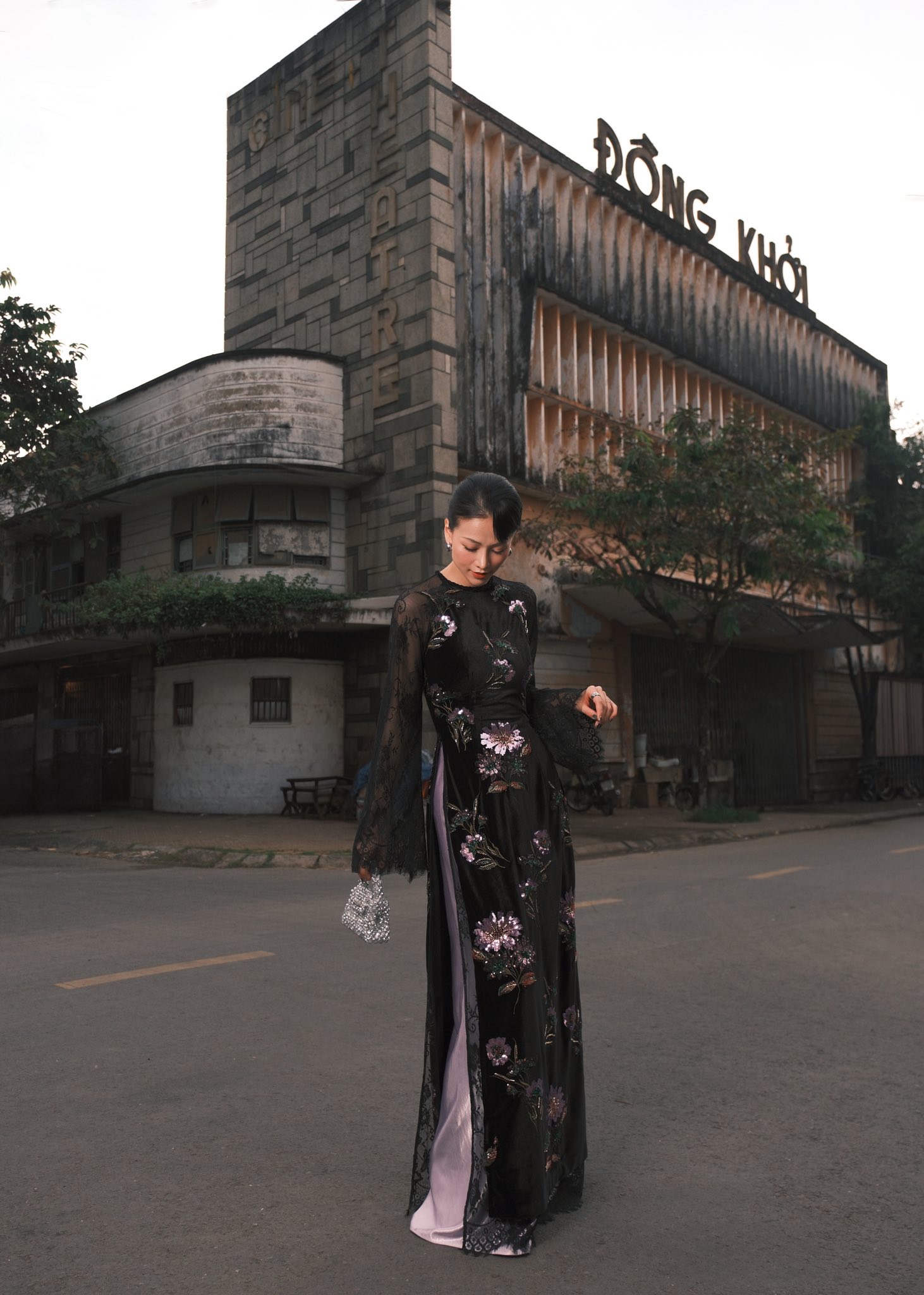 Khi sắc màu này lên ngôi, áo dài Tết 2026 bỗng đậm nét phú bà, mợ chảnh kiêu sa khó cưỡng- Ảnh 2. Khi sắc màu này lên ngôi, áo dài Tết 2026 bỗng đậm nét phú bà, mợ chảnh kiêu sa khó cưỡng- Ảnh 2.