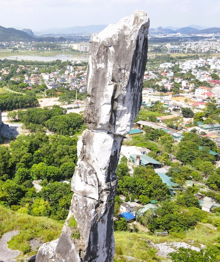 VIDEO: Hòn Vọng Phu ở Thanh Hóa "khoác áo mới" sau khi được chi 17 tỉ đồng- Ảnh 9. VIDEO: Hòn Vọng Phu ở Thanh Hóa "khoác áo mới" sau khi được chi 17 tỉ đồng- Ảnh 9.