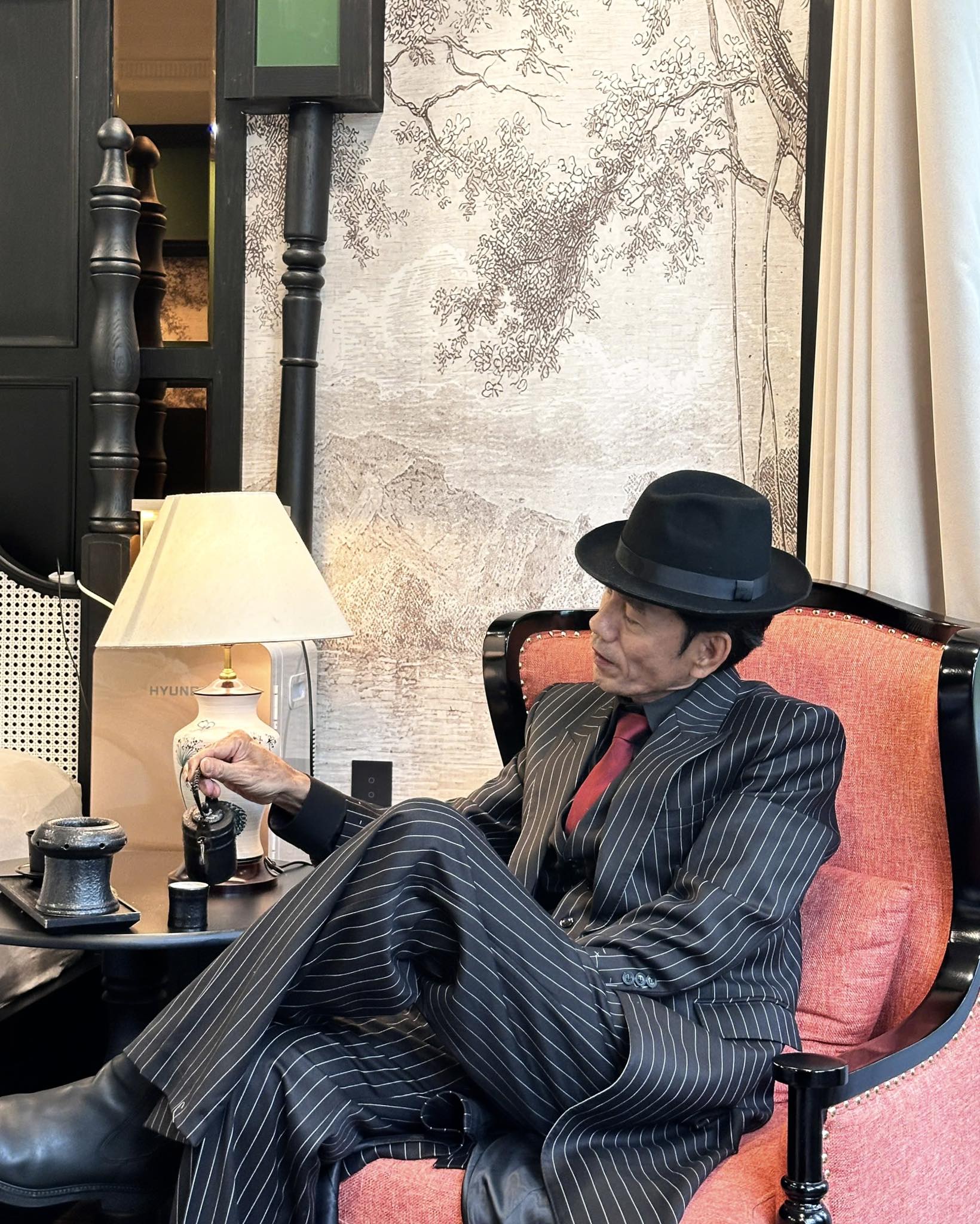 Lạ đời tiệc cuối năm của Cà Phê Muối Chú Long, nhìn không kỹ còn tưởng lễ trao giải- Ảnh 10. Lạ đời tiệc cuối năm của Cà Phê Muối Chú Long, nhìn không kỹ còn tưởng lễ trao giải- Ảnh 10.