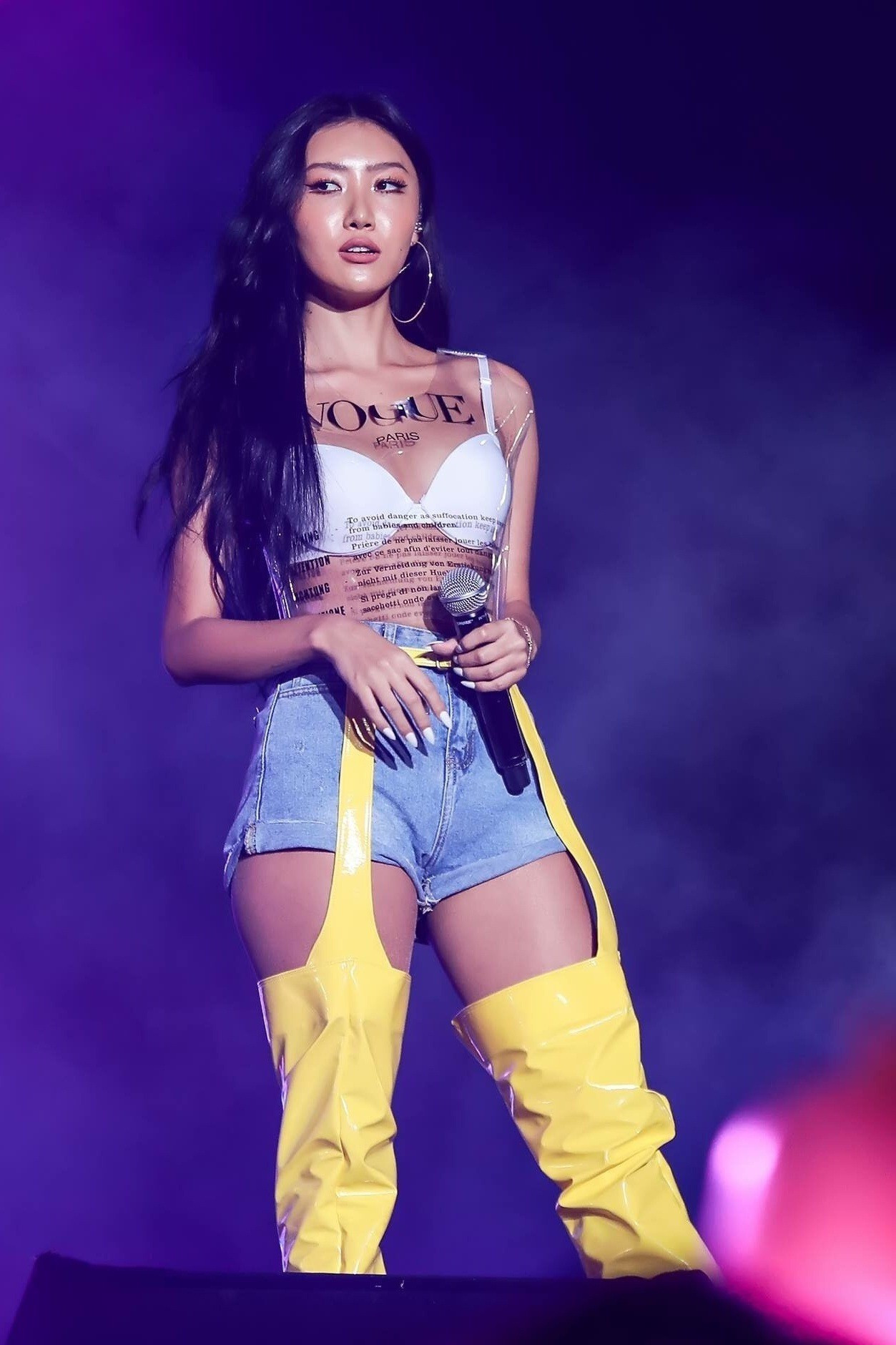 Biểu tượng sexy l&agrave;m chao đảo l&agrave;ng nhạc- Ảnh 5.