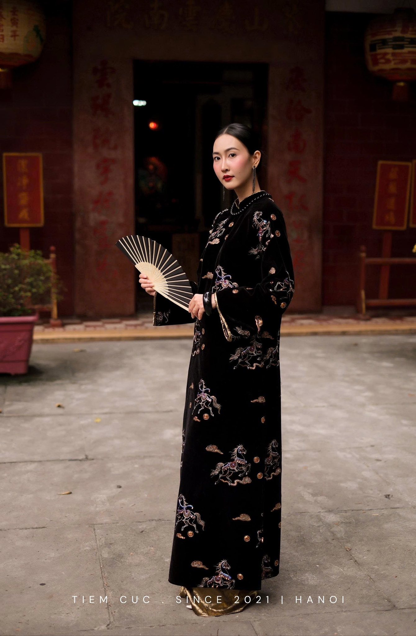 Khi sắc màu này lên ngôi, áo dài Tết 2026 bỗng đậm nét phú bà, mợ chảnh kiêu sa khó cưỡng- Ảnh 7. Khi sắc màu này lên ngôi, áo dài Tết 2026 bỗng đậm nét phú bà, mợ chảnh kiêu sa khó cưỡng- Ảnh 7.